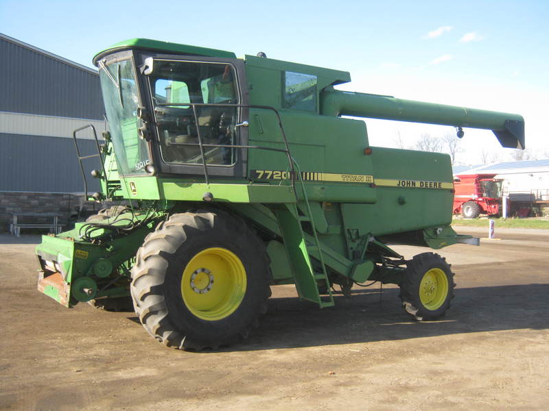 Combines & Harvesting Equipment  John Deere 7720 Titian ll Combine  Photo